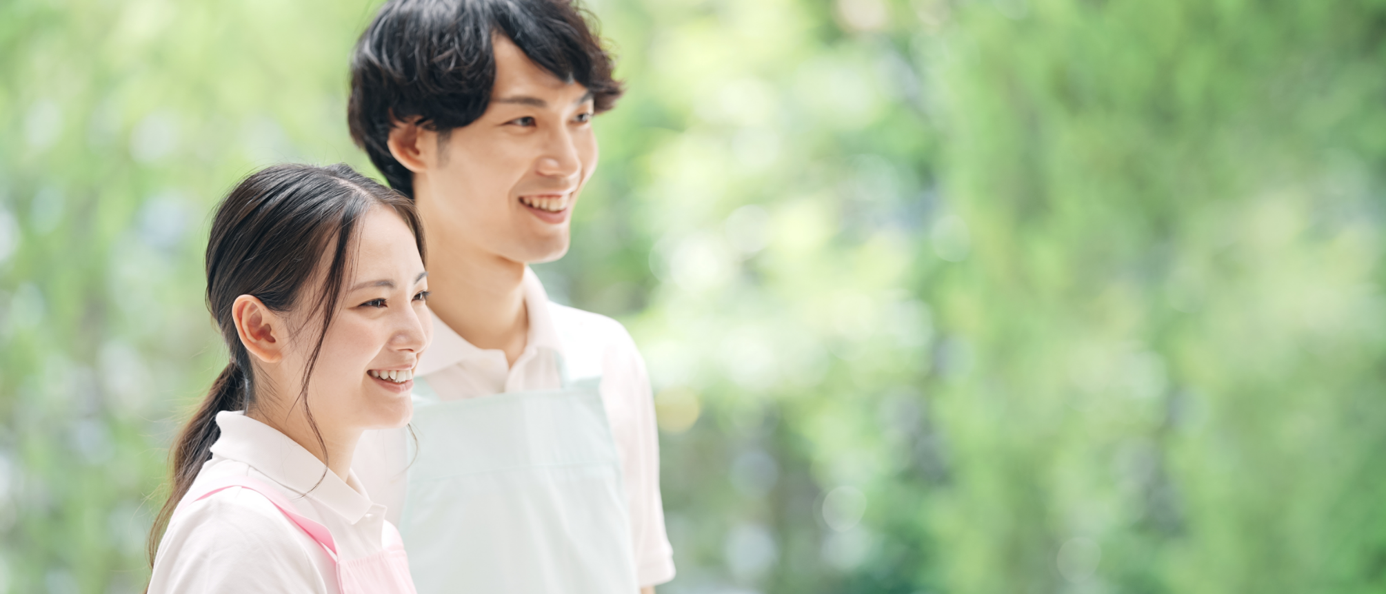 介護施設で働くスタッフ